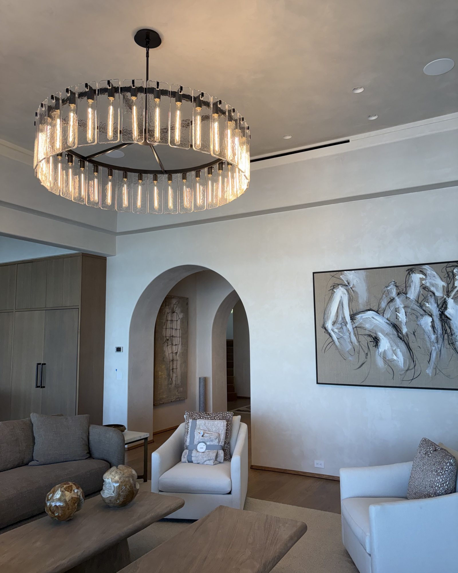 A living room with an arched doorway in Lime Plaster Fine.